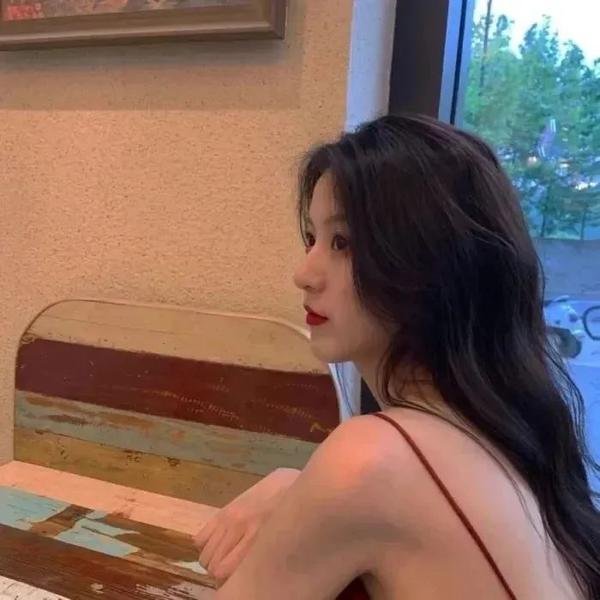 穿风信子蓝的少女